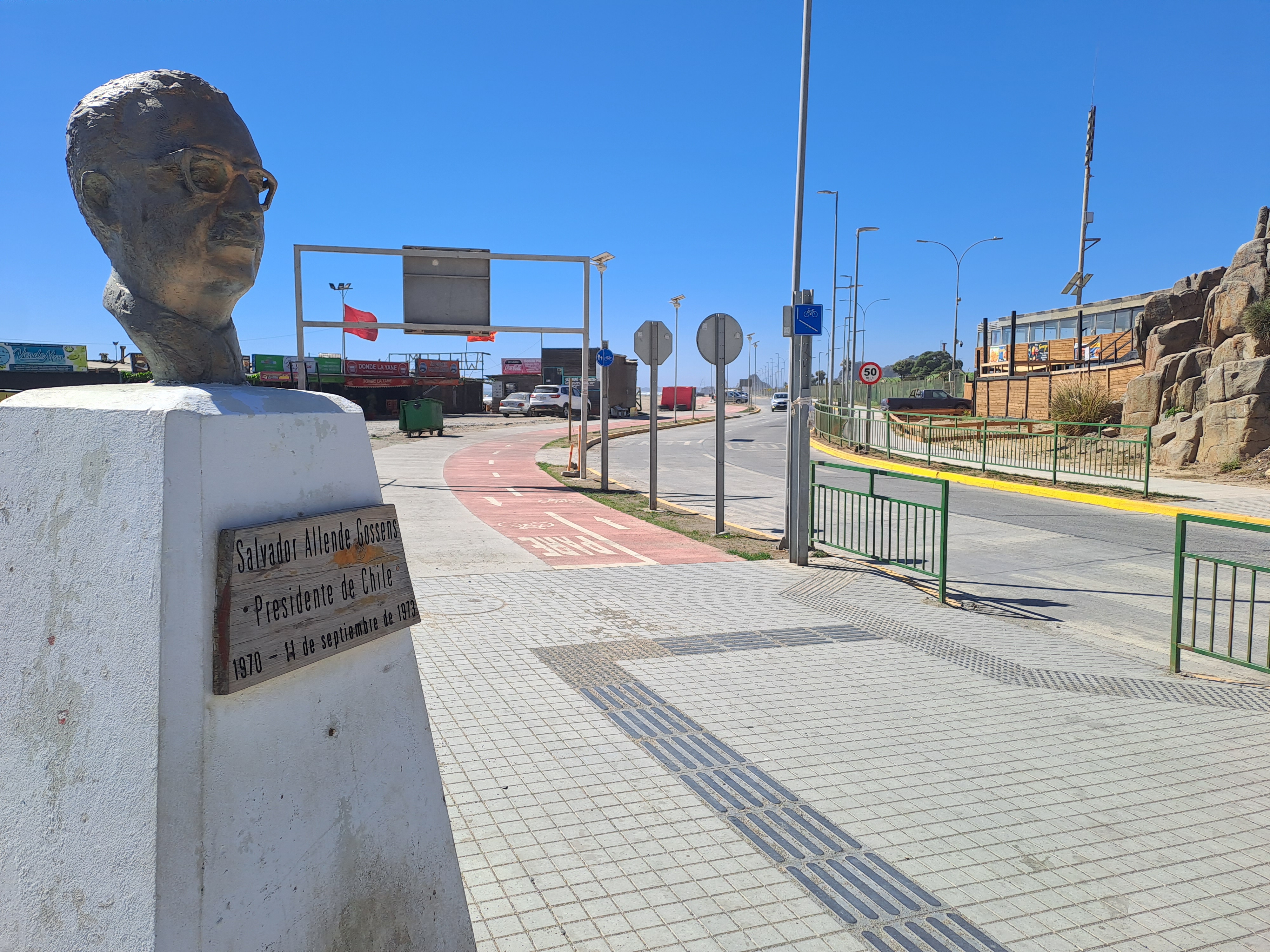 Fotografía del piso podotáctil, cercano a la estatua